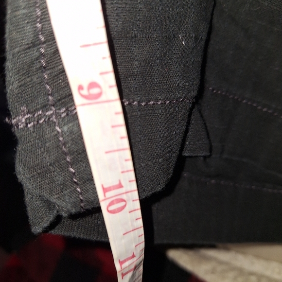 A pair of Wear First mens cargo shorts in a size 34. Pre-loved in good condition - Picture 7 of 7